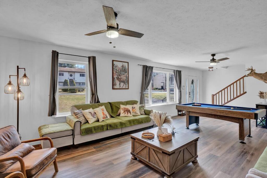 Pool Table - Game - Spacious In Poconos Apartment