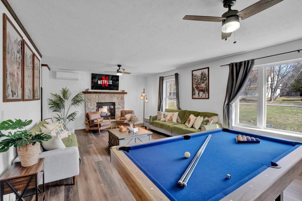 Pool Table - Game - Spacious In Poconos Apartment *