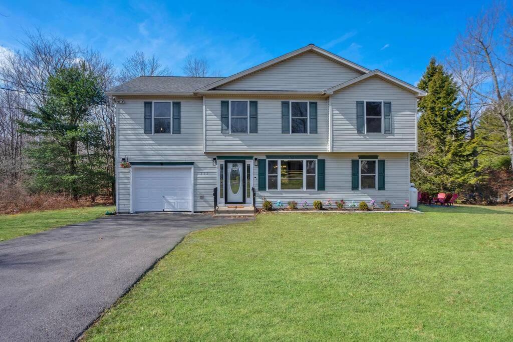 Pool Table - Game - Spacious In Poconos Apartment *
